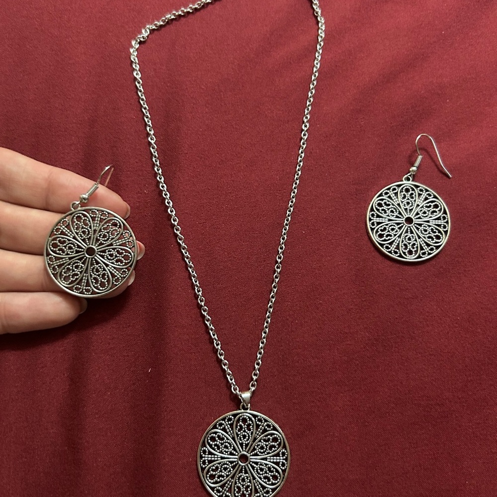 Elegant Silver Filigree Necklace and Earring Set